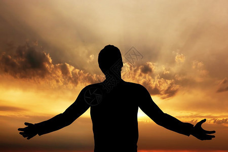 人祈祷在日落时和谐与平中冥想宗教精神祈祷和平图片