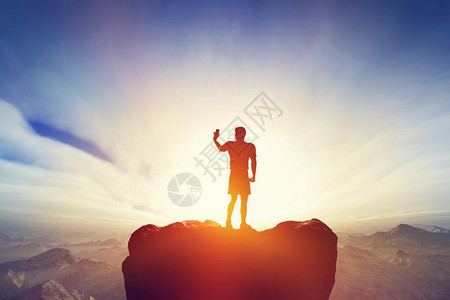 男人用他的智能手机拍照或自站在山顶上移动摄影现代媒体技术概念男人拍照用他的智能手机在山上自拍移动摄影图片