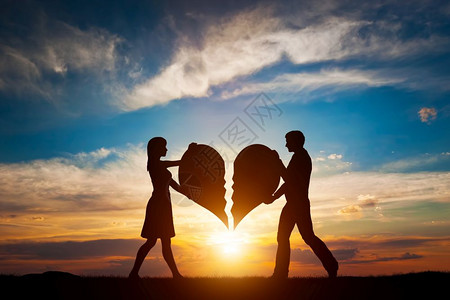 男人和女心碎的两半将合并为一爱的概念图片素材