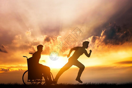 残疾人在轮椅上梦想再次跑步的残疾男子人和障碍梦想和希望残疾人在轮椅上梦想再次跑步的残疾男子图片
