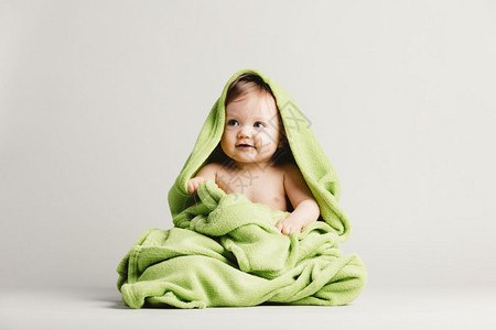 被绿毯覆盖的可爱女婴被绿毯覆盖的可爱女婴图片