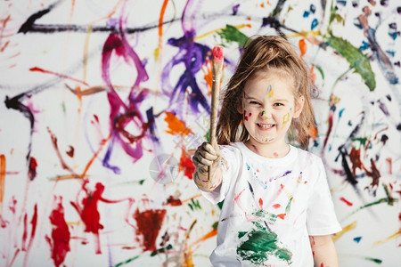 可爱的孩子涂上彩色料刷子图片