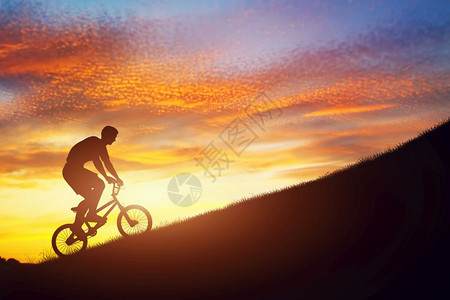 男人骑着一辆bmx自行车上山对抗日落的天空积极生活方式动机力量挑战背景图片