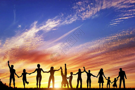 快乐的人群不同朋友家团队站在一起手牵庆祝成功图片