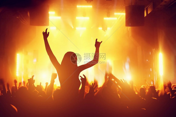 音乐会迪斯科派对舞会女伴在前额手举起来和人们在夜总会玩得开心图片