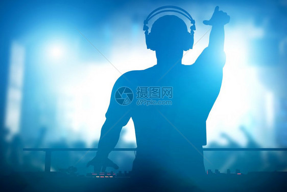 夜生活音乐会灯照明弹迪斯科DJ为人们演奏和混合音乐迪斯科DJ为人们演奏和混合音乐图片