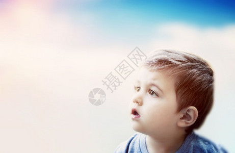 男孩以惊讶的表情看着天空想象一个孩子男以惊讶的表情看着天空孩子的想象力图片