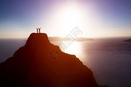 幸福的情侣在山顶上过海欢庆生命成功欢庆共同胜利实现目标积极能量的概念快乐夫妇在山顶上过海图片