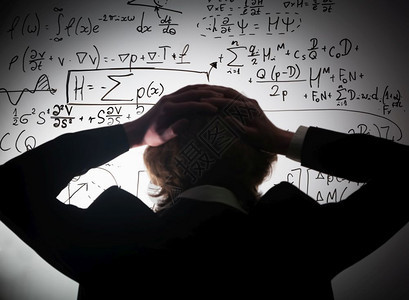 学生头抱着看白板上的复杂数学公式和科考试概念要解决的问题真实方程式符号学生头抱看着白板上的复杂数学公式要解决的问题图片
