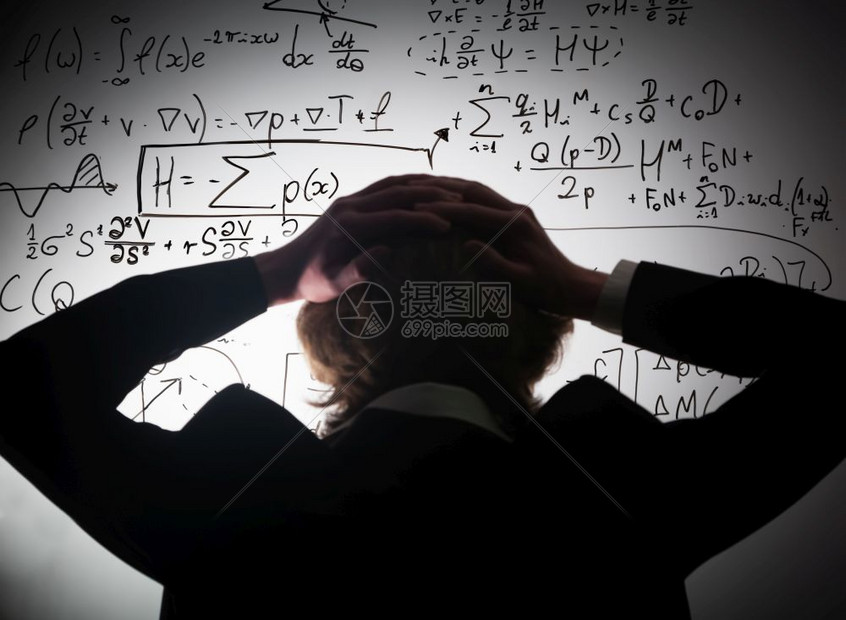 学生头抱着看白板上的复杂数学公式和科考试概念要解决的问题真实方程式符号学生头抱看着白板上的复杂数学 公式要解决的问题高清图片下载 正版图片 摄图网