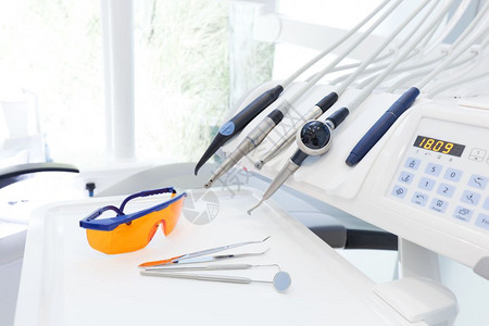 牙医s办公室的设备和牙科仪器工具关闭牙科设备和仪器和s办公室图片