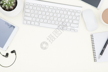 带键盘的工作空间带笔记本电脑的白色办公桌咖啡杯和用品带有复制空间的顶端视图图片
