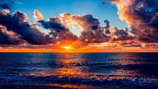海洋上多彩的日落图片