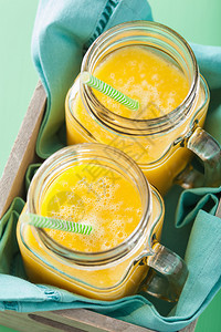 泥瓦罐中健康的芒果菠萝冰图片