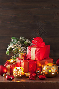 红色的圣诞礼物盒和装饰品图片