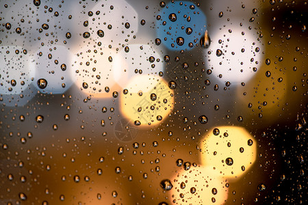 窗户上有雨滴抽象的bokeh城市灯光有抽象的高清图片