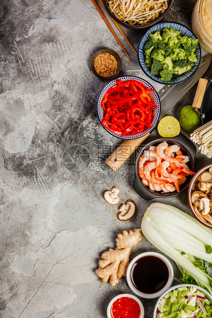 灰石底本亚洲菜素成分顶层视图蔬菜香料虾面条烹饪维特名的酱汁泰文或食品清洁饮概念图片