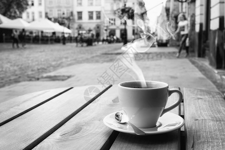 意大利城人行道上户外咖啡厅桌的杯黑白照片意大利人行道上户外咖啡厅桌的杯图片