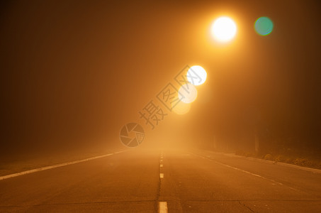 黑夜薄雾中的道路图片