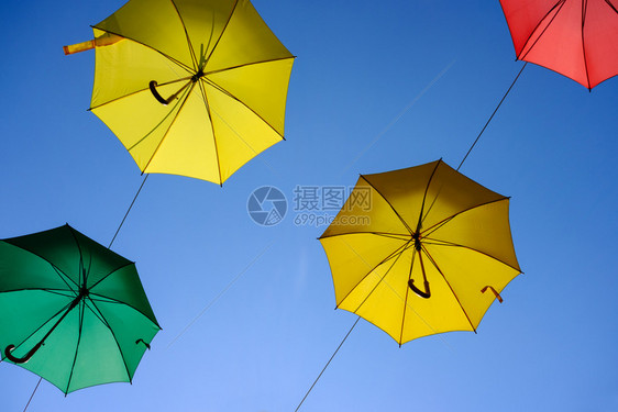 色彩多的雨伞背景天空中多彩的雨伞街道装饰图片