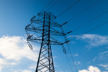 高电压线和铁塔蓝色天空背景图片