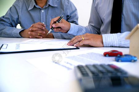 销售经理提供咨询申请表格文件考虑汽车和住房保险抵押贷款报价图片