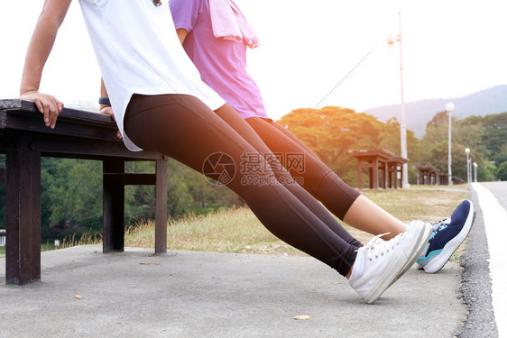 体育女青年在健身培训前锻炼在户外升温图片