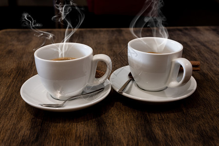 内地咖啡厅的木桌上两个咖啡杯图片