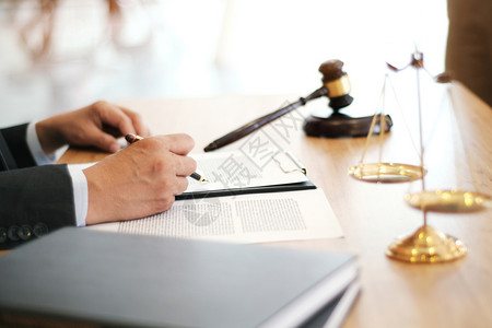 法官素材法律顾问向客户提出一份与手架和法律签订的合同司法和律师概念背景