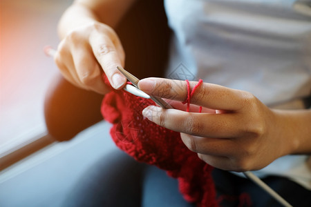妇女编织羊毛圈围巾编织针图片