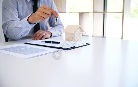 销售经理提供咨询申请表格文件考虑汽车和住房保险抵押贷款报价图片