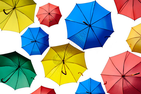 白色背景上隔绝着多彩的雨伞图片