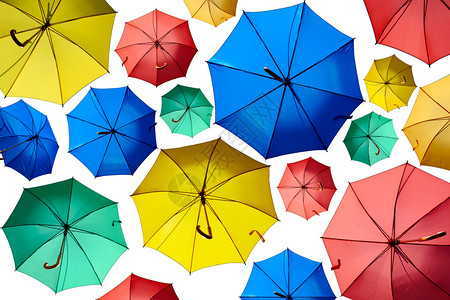 白色背景上隔绝着多彩的雨伞图片