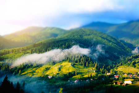 美丽的阳光明媚山地夏日风景美丽的夏季自然美丽的夏日自然美丽的山地变化模糊影响美丽的阳光明媚山地景色美丽的夏季自然世界美丽的山地变图片