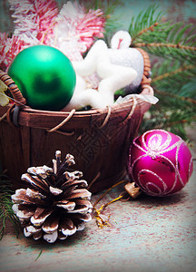 圣诞篮子和木背景的玩具图片