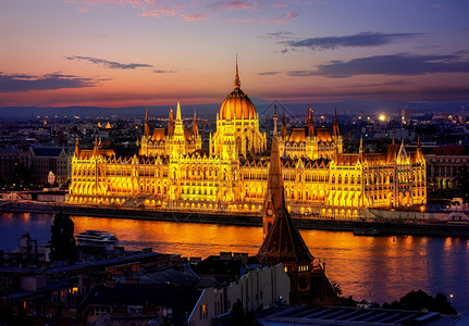 匈牙利议会在多瑙河岸的匈牙利议会于晚上在布达佩斯亮灯图片
