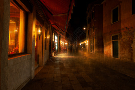 在威尼斯的空街下雨之夜意大利图片