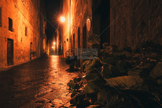 意大利托斯卡纳Pienza雨夜欧洲旧街照亮欧洲旧街照亮欧洲旧街照亮图片