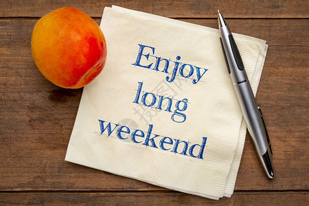 享受长周末的用新鲜杏子在餐巾纸上的笔迹图片