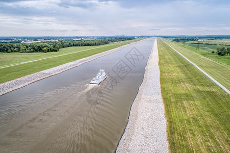 圣路易斯上方Missississippi河岩石链运上的一艘拖船空中观察图片