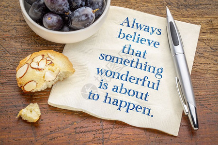 总是相信有美妙的事情即将发生手写在餐巾纸上葡萄和饼干图片