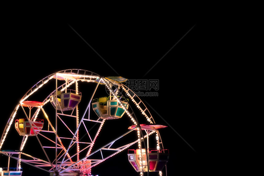 夜间公园的摩天轮嘉年华公园的娱乐活动图片