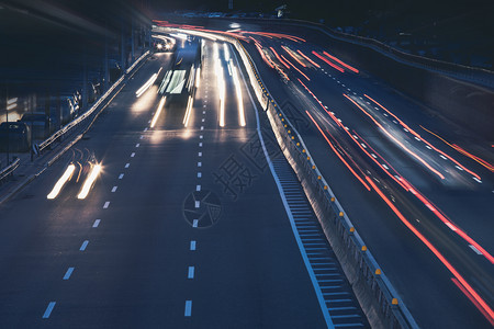 夜间在现代城市街道上的轻型汽车小路图片