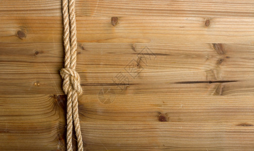 简单木制浅棕色背景的粗绳海结图片