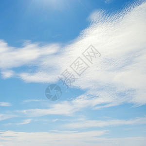 阳光照耀的白云图片