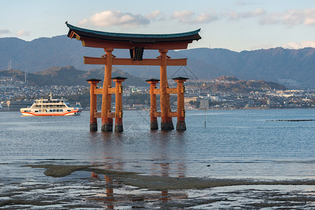 日本广岛宫海岸外的浮托里门图片