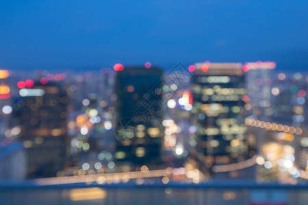 大阪市中心背景的昏暗夜光图片