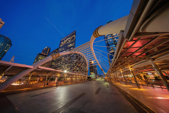 ChongsiBridge智能城市技术背景建筑泰国曼谷市夜空天梯大楼图片