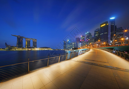 新加坡市中心玛丽娜湾区金融和摩天大楼日出时图片