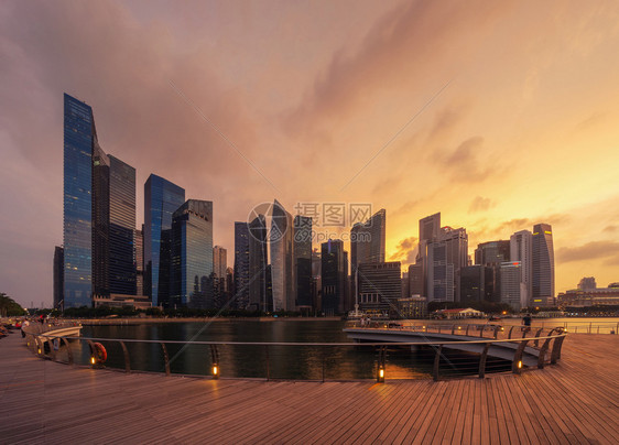 MarinaBay地区的新加坡市下城金融区和摩天大楼日落时的空中景象图片